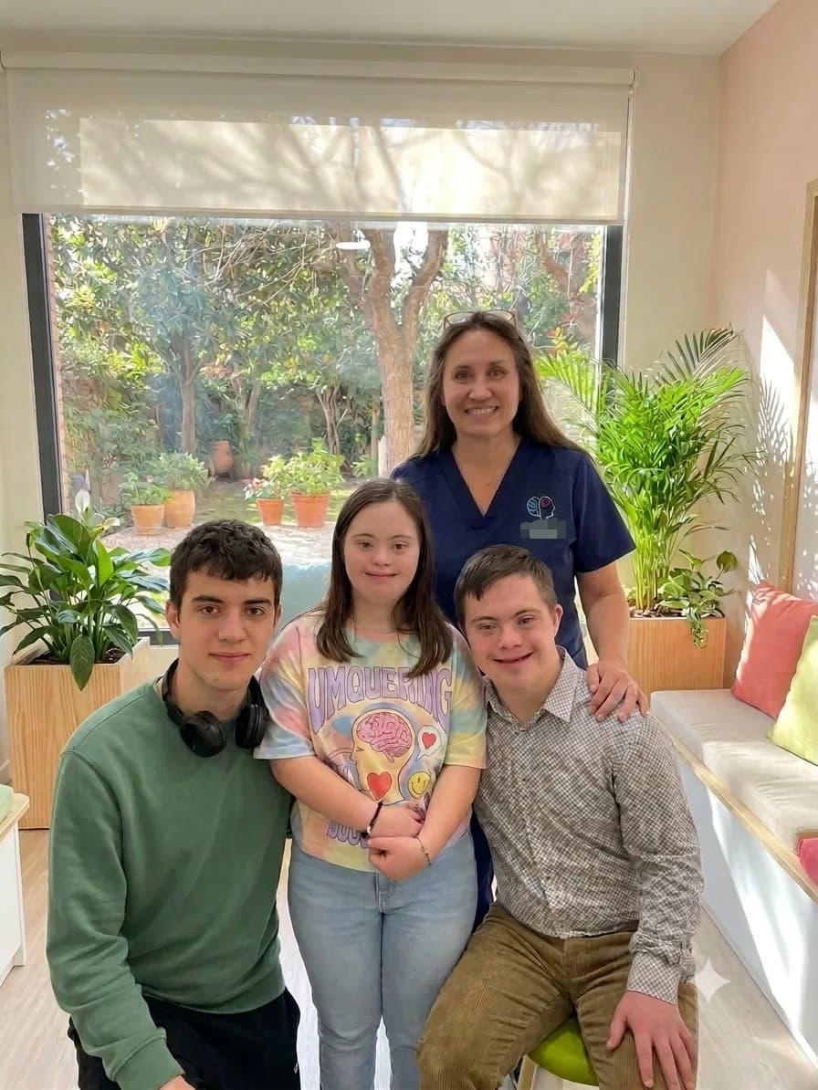 Raquel Carmona junto a tres jóvenes en un espacio de atención