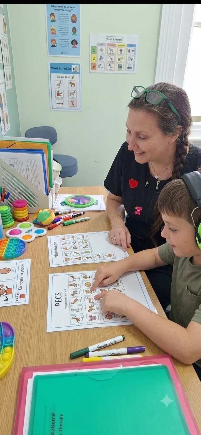 Raquel Carmona durante una sesión de rehabilitación cognitiva con un niño
